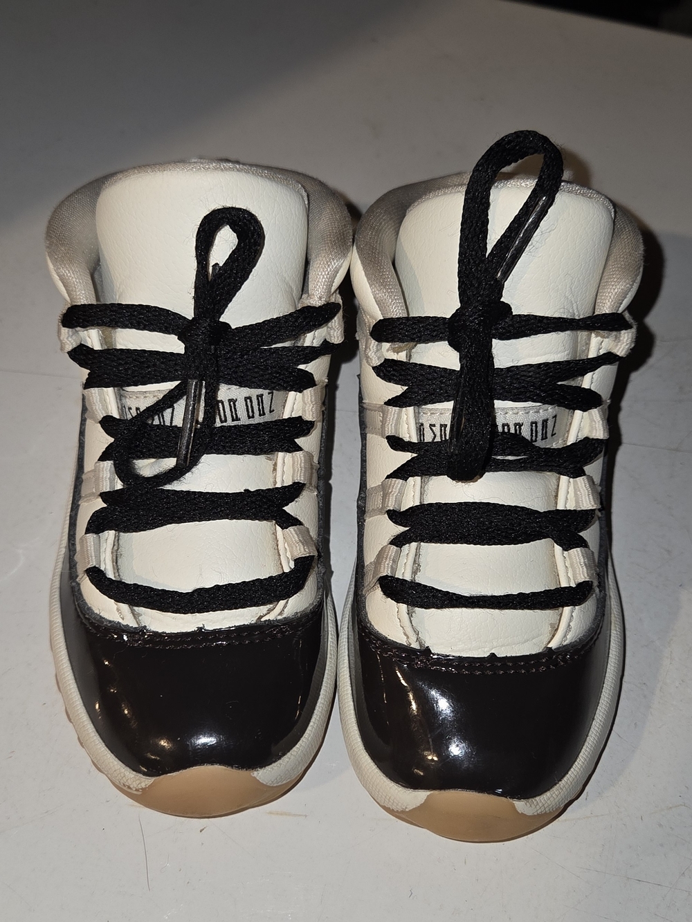USED Air Jordan 11 Retro Concord  Men’s Size 9C White Black